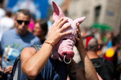 Мужчина в маске свиньи арестован за пародирование сотрудника полиции