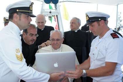 Папа Римский откажется от страницы в Facebook из-за оскорбительных комментариев