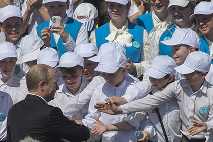 Путин предложил лучше защищать интересы детей и подростков