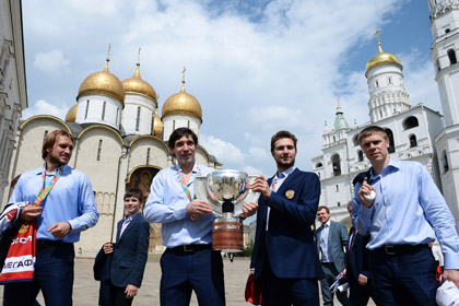 Путин предложил наградить российских хоккеистов внедорожниками Mercedes