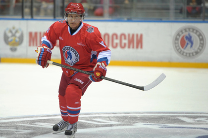 Путин сыграл в хоккей на турнире в Сочи