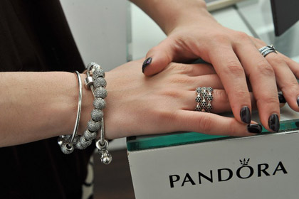 Сбербанк купил треть датской ювелирной сети Pandora