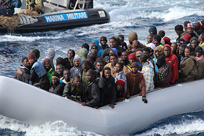 У берегов Италии перевернулось судно с 400 мигрантами