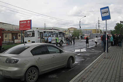 В Красноярске автобус попал в яму с горячей водой