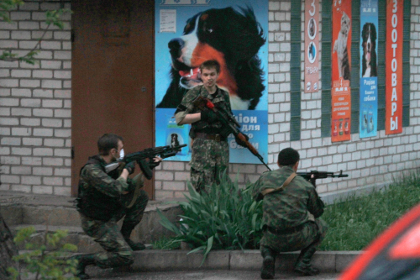 В Луганске неизвестные начали штурм военкомата