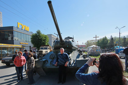 В Луганске пророссийские активисты угнали танк Т-34
