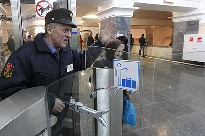 В метро Москвы начали работать «потоковые» металлоискатели
