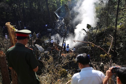 В результате крушения правительственного самолета в Лаосе погибли 16 человек