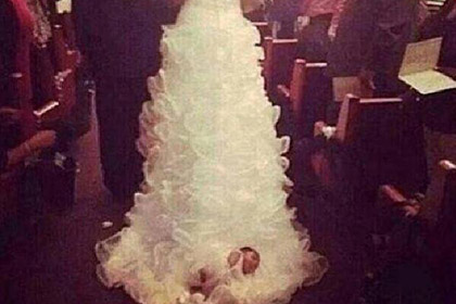 Американская невеста прикрепила новорожденного ребенка к шлейфу свадебного платья