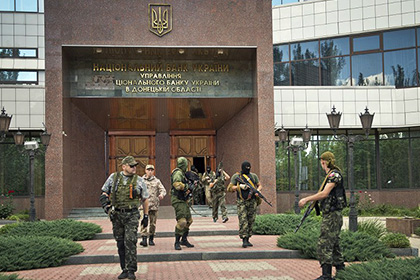 Донецкие ополченцы забрали из управления Нацбанка оружие и машины