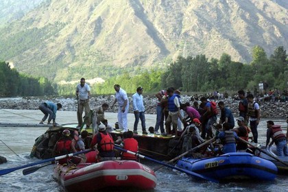 Два десятка индийских студентов унесло в реку