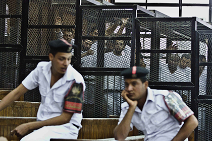 Египетские прокуроры потребовали 25 лет тюрьмы для репортеров