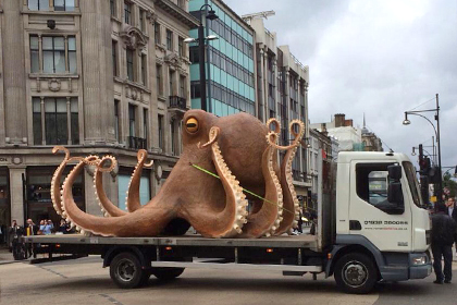 Грузовик с гигантским осьминогом из полистирола заблокировал движение в центре Лондона