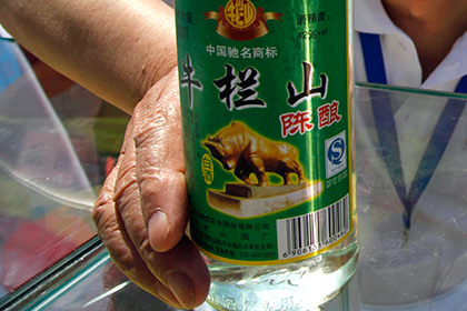 Китайские власти решили вмешаться в судьбу двухлетнего алкоголика