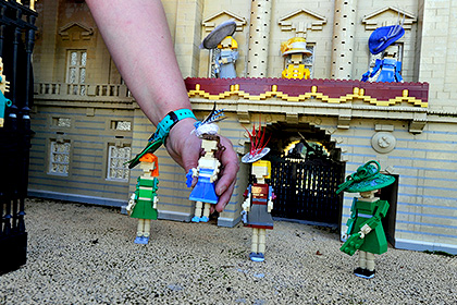 Lego-фигурки британской королевской семьи обзавелись шляпками к скачкам