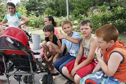 Медведев поручил подготовиться к приему украинских детей в российские школы