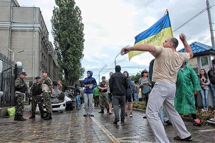 Милиция отпустила участников беспорядков у российского посольства в Киеве