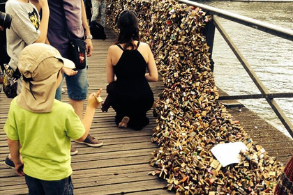 Ограждение на парижском мосту Искусств рухнуло под тяжестью «замков любви»