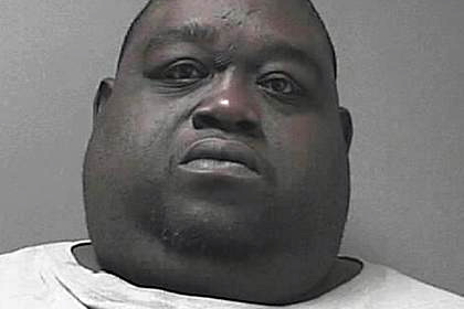Полиция арестовала 200-килограммового мужчину с марихуаной в жировых складках