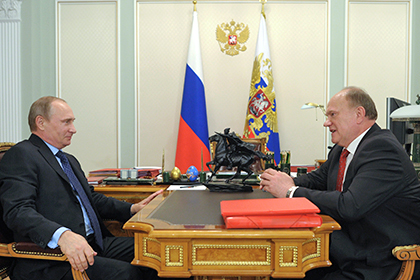 Путин подарил Зюганову на 70-летие фигурку Чапаева