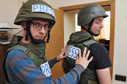 Рогозин подарил военным журналистам бронежилеты и каски