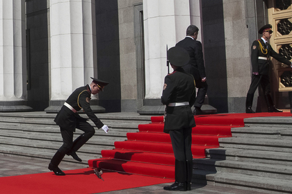 Солдат на инаугурации Порошенко потерял сознание из-за теплового удара