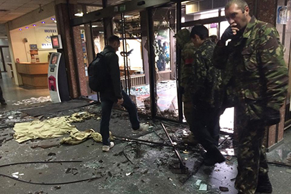В Киеве активисты начали громить отель «Турист»