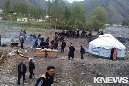 В Киргизии милиционера привязали к лошади и протащили по земле