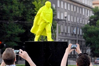 В Кракове появился памятник писающему Ленину