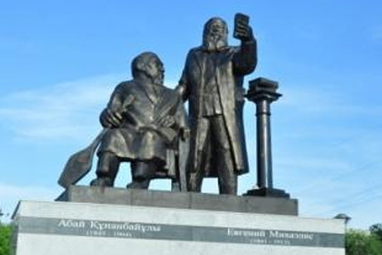 В Усть-Каменогорске убрали спорный памятник Абаю