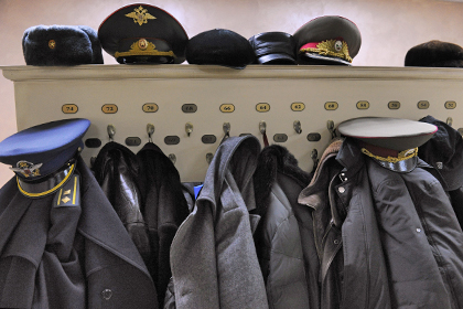 Заключенные сошьют шапки для российских полицейских