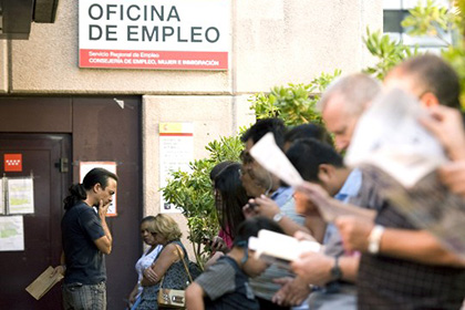 Безработица в Испании опустилась ниже 25 процентов впервые за два года
