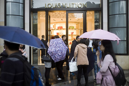 Бывший сотрудник Louis Vuitton подал на компанию в суд за расизм