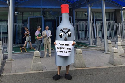 «Человек-бутылка» и «человек-печень» провели пикет у Госдумы