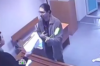 Казахстанского юриста наказали за нападение на судью с мухобойкой