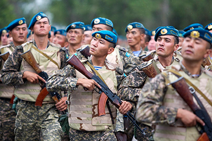 Министра обороны Казахстана попросили заменить «господ» на «товарищей»