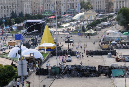 Предложение убрать мусор привело к потасовке на Майдане