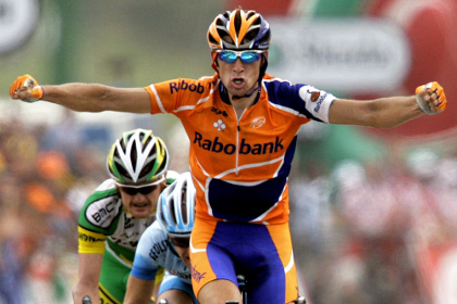 Велогонщика Меньшова дисквалифицировали на два года за допинг
