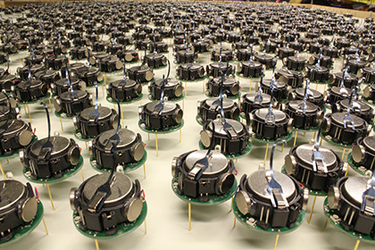 Группировка из тысячи роботов научилась выстраиваться в сложные фигуры