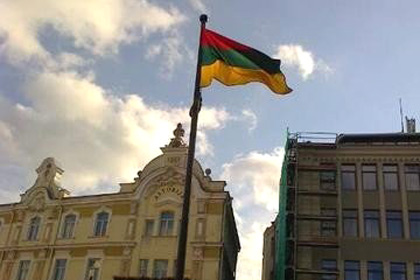 Литовцев возмутил перевернутый флаг в центре Вильнюса