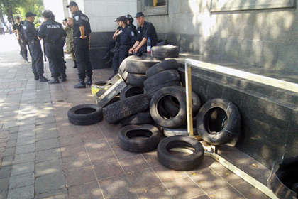 Митинг на Майдане перерос в драку за шины