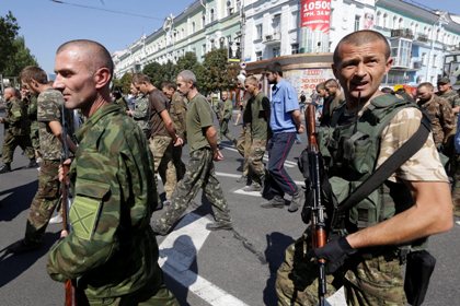 Ополченцы провели по центру Донецка пленных силовиков