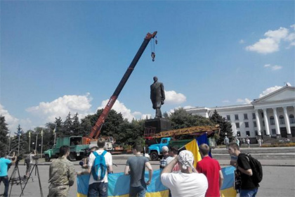 Памятник Ленину в Краматорске устоял во время сноса