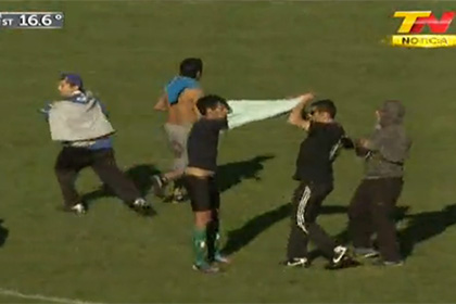 Болельщики заставили аргентинского игрока раздеться во время матча