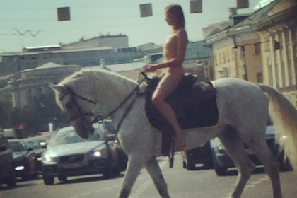 Голая женщина на лошади проехалась по центру Москвы