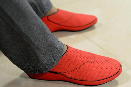 Индийская обувь покажет дорогу своему владельцу