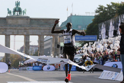 Кениец установил мировой рекорд в марафонском беге