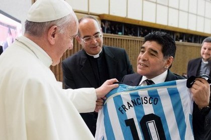 Марадона подарил Папе Римскому футболку сборной Аргентины