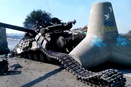«Мирный» противотанковый еж преградил дорогу украинскому танку
