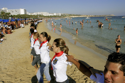 На кипрском курорте более 800 человек сплясали «Калинку»